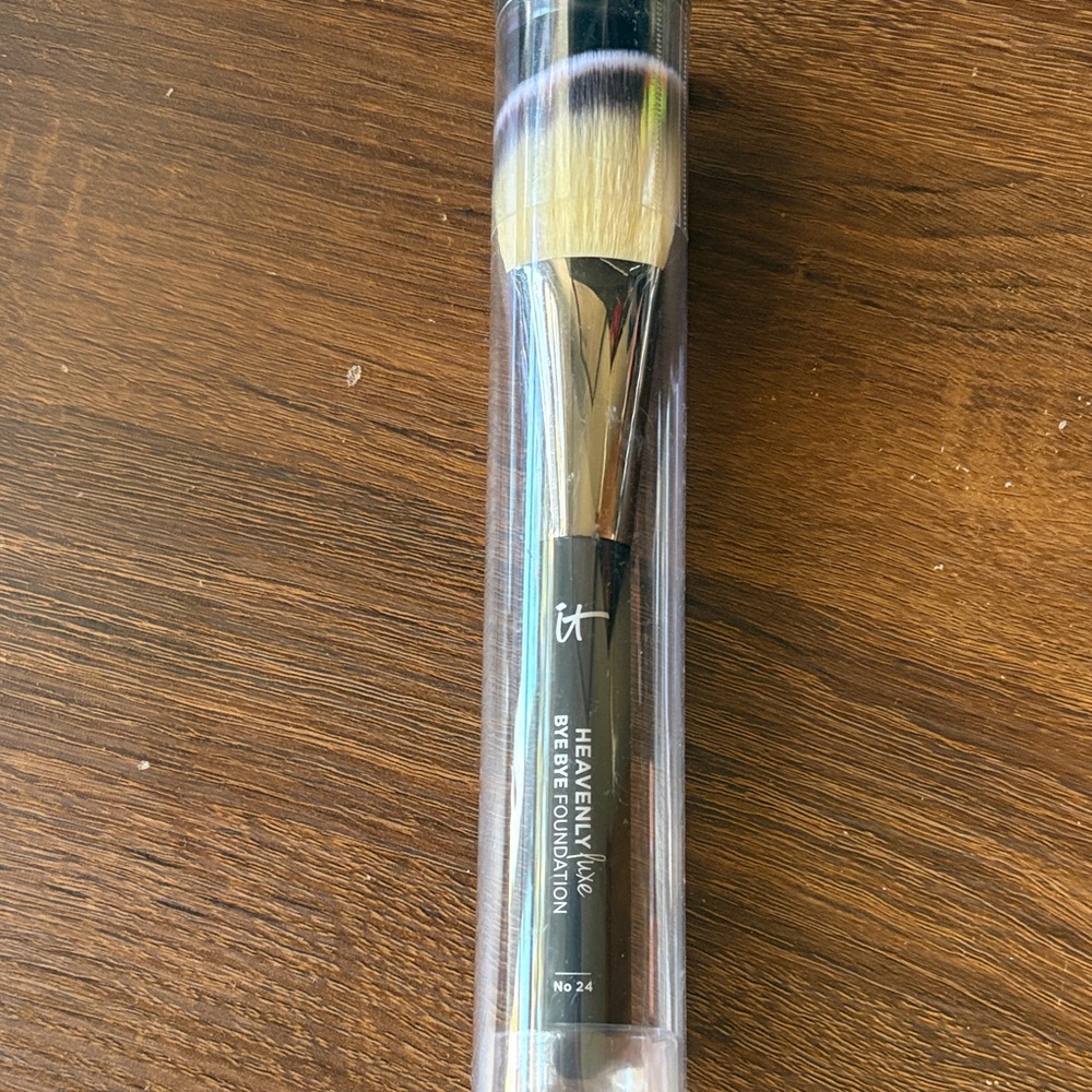 IT Cosmetics Heavenly Luxe Foundation Brush #24 new with packaging